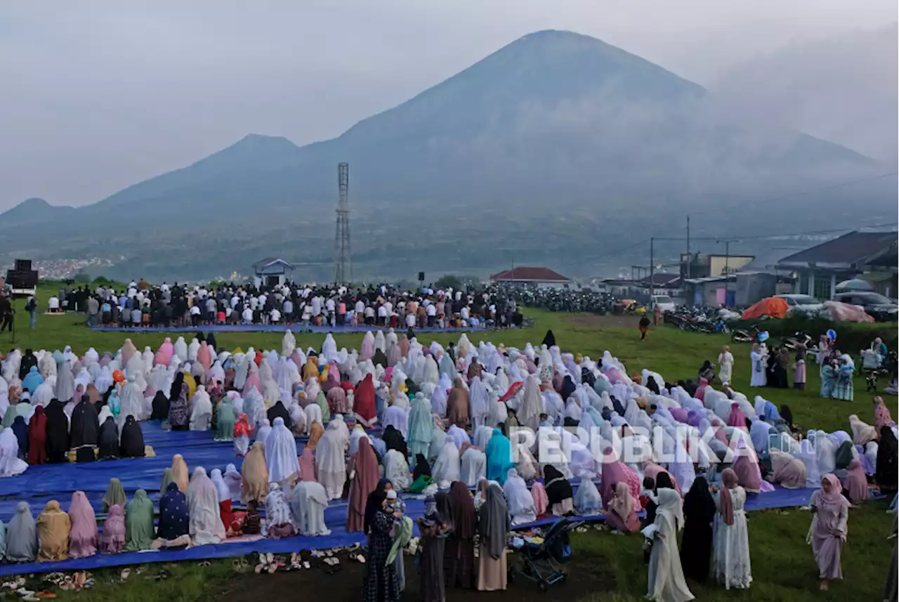 Suasana Syahdu Sholat Idul Fitri di Kaki Gunung Sumbing |Republika Online