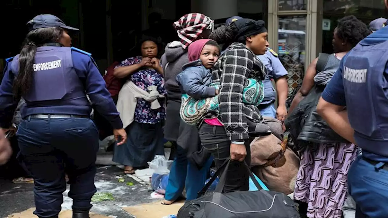 Law enforcement gears up to evict over 100 refugees in Pretoria - SABC News