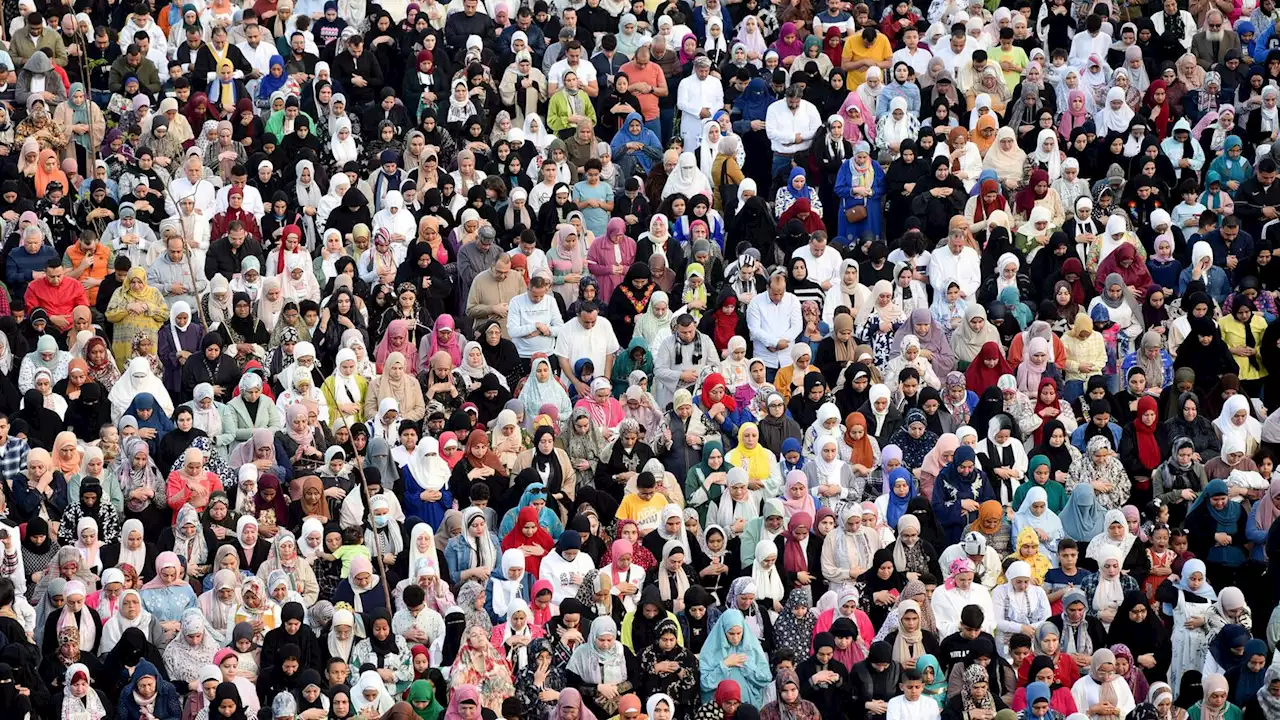 Muslims around the world celebrate Eid al Fitr after month of fasting for Ramadan