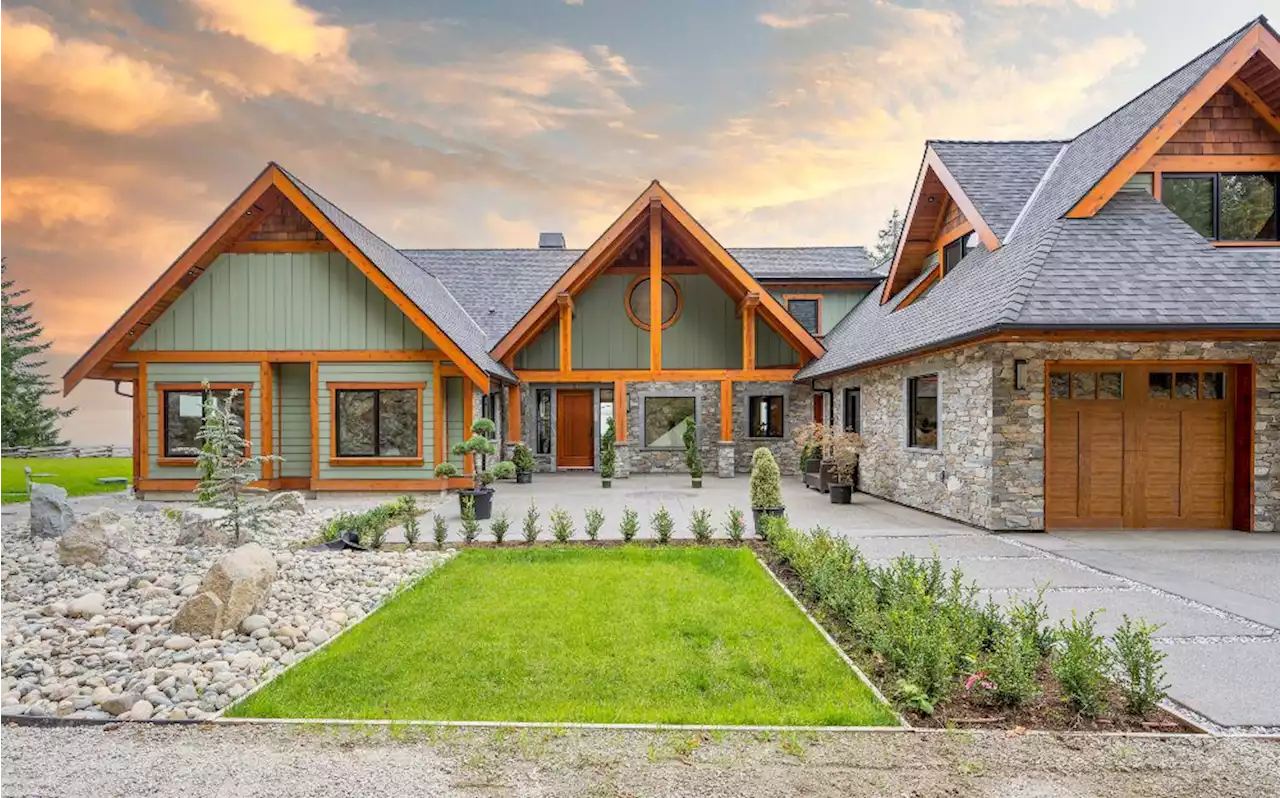 Newly-Constructed Qualicum Beach Home Overlooks the Georgia Strait