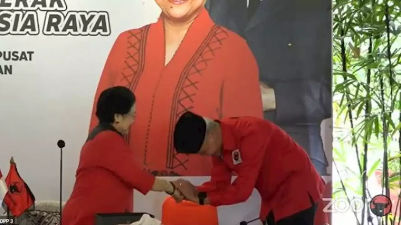 Megawati Beri Kopiah Hitam ke Ganjar Pranowo, Tanda Resmi Jadi Capres 2024 dari PDIP - Tribunnews.com