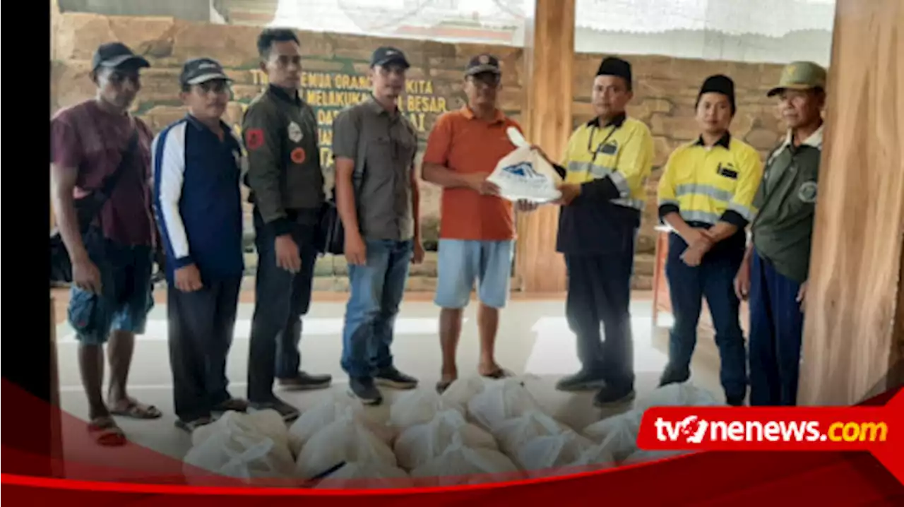 Jelang Lebaran, Ratusan Paket Sembako Dibagikan untuk Warga Pesanggaran, Banyuwangi