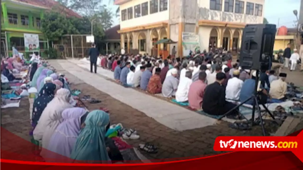 Sebagian Umat Muslim di Garut Gelar Salat Idulfitri 1444 Hijriah Hari Ini