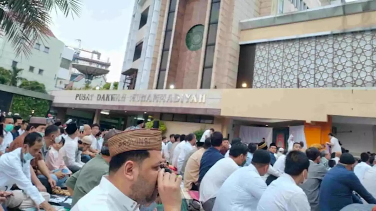 Membludak, Warga Salat Idul Fitri di Halaman PP Muhammadiyah Jakarta