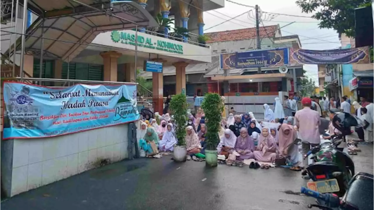 Potret Jemaah Muhammadiyah Berbondong Salat Id di Masjid Al-Kohinoor Meski Habis Hujan