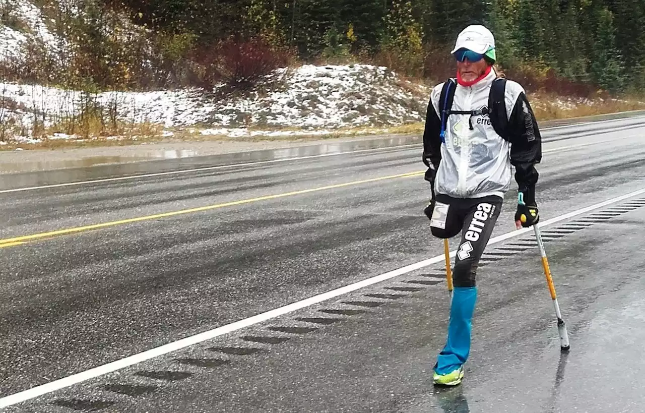 Amputé d’une jambe, il court 100 marathons en cent jours pour des assos