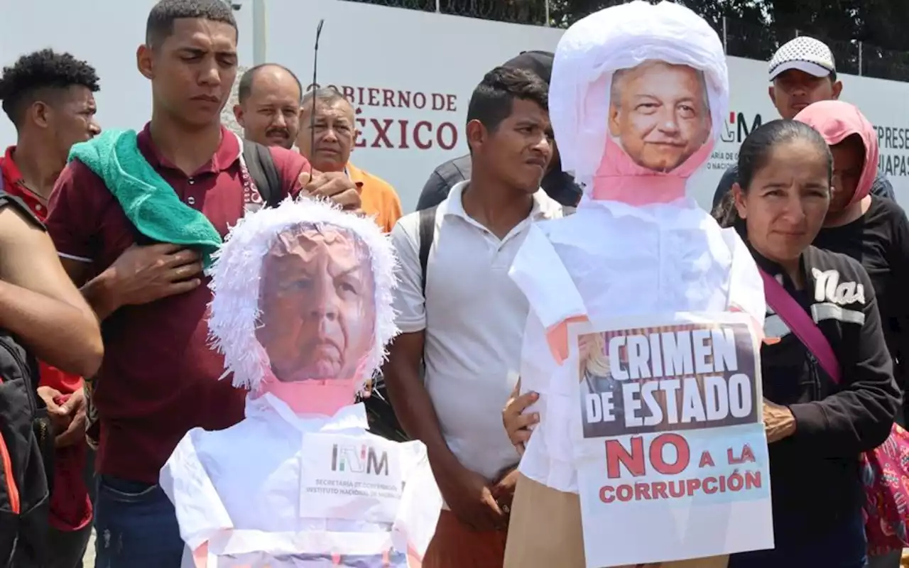 Migrantes incendian piñatas con imagen de AMLO y Francisco Garduño | Video