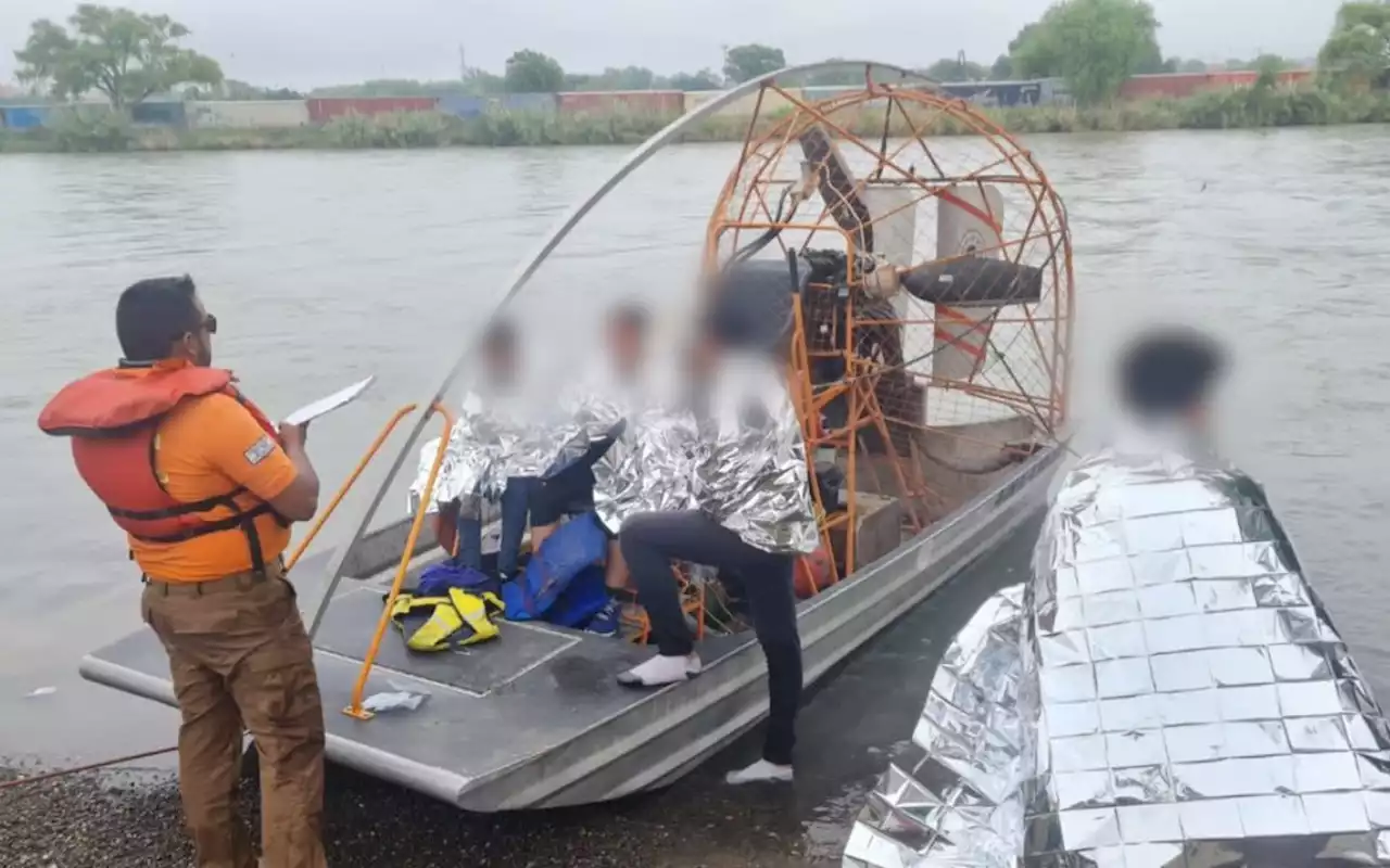 Rescatan a migrante con 9 meses de embarazo y 3 niños en Río Bravo