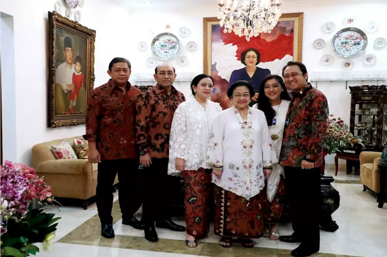 Idulfitri di Kediaman Megawati, Keluarga Kompak Berkebaya Putih dan Kemeja Batik Cokelat