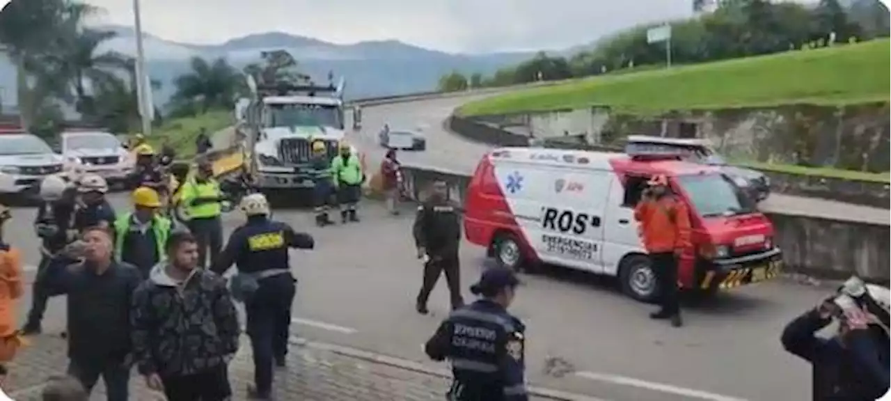 Accidente vía Bogotá - La Vega: Bus intermunicipal cayó a un abismo