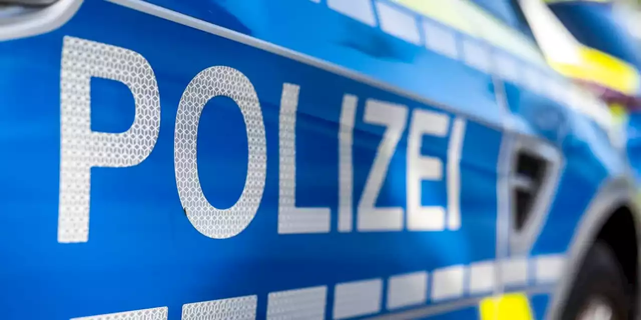 Autofahrer flieht nach Unfall und lässt sterbende Beifahrerin zurück