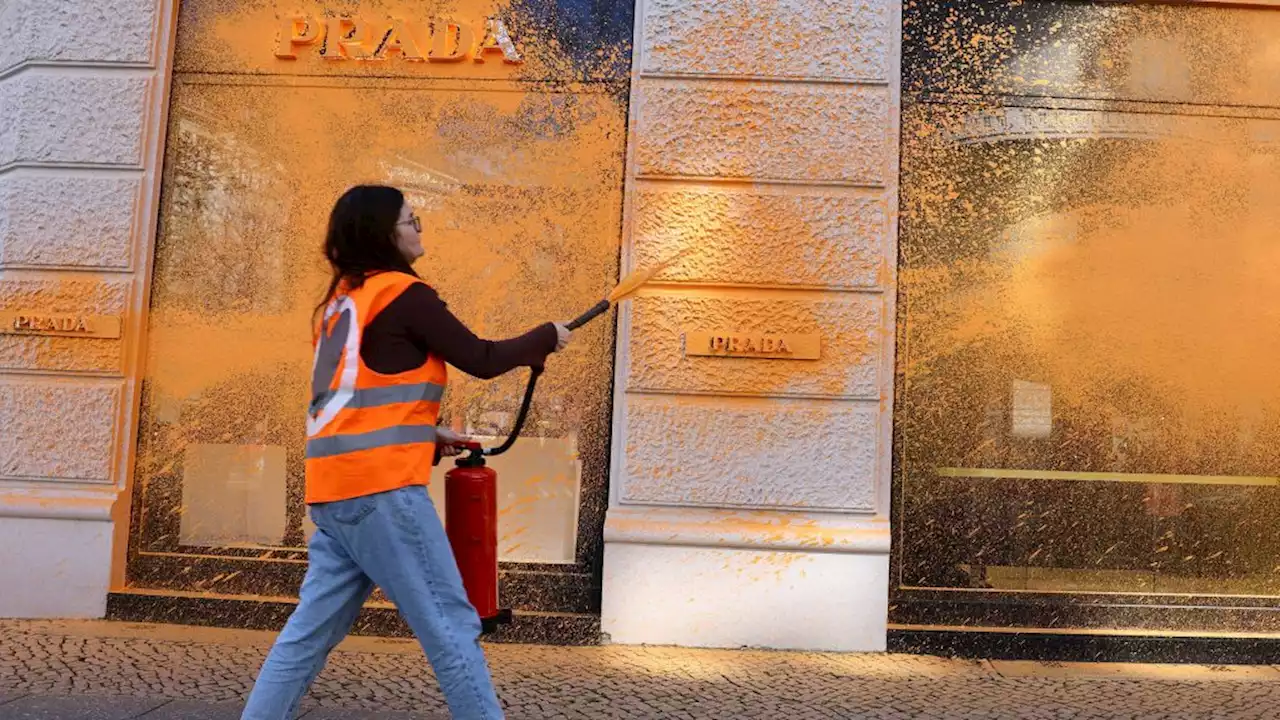 Wieder Klima-Chaoten! Farb-Attacke auf Luxus-Läden in Berlin