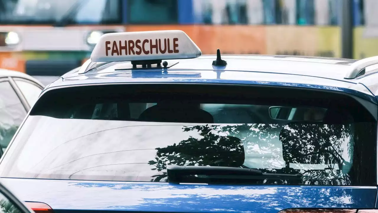 (S+) Fahrschule der Zukunft: Wie E-Autos und Assistenzsysteme die Prüfung verändern