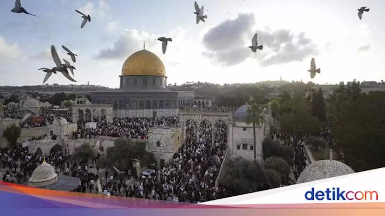 Khusyuknya Ribuan Warga Palestina Salat Idul Fitri di Masjid Al-Aqsa