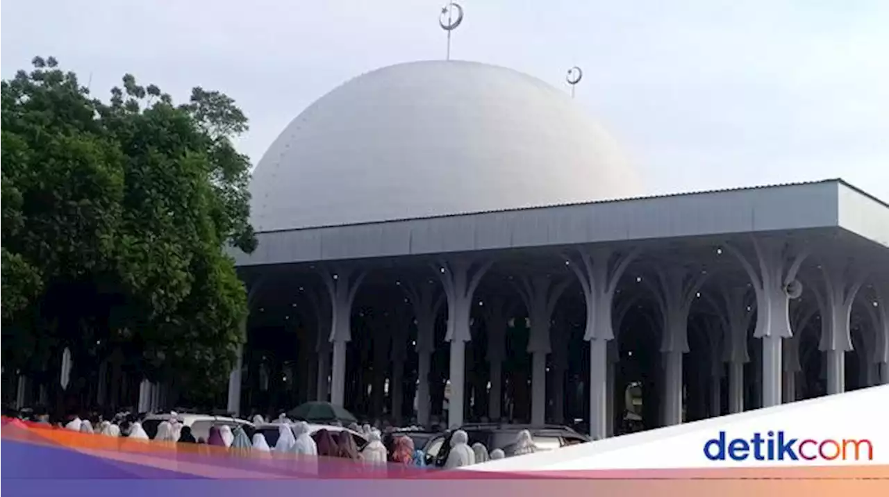 Momen Salat Id di Masjid Seribu Tiang Jambi