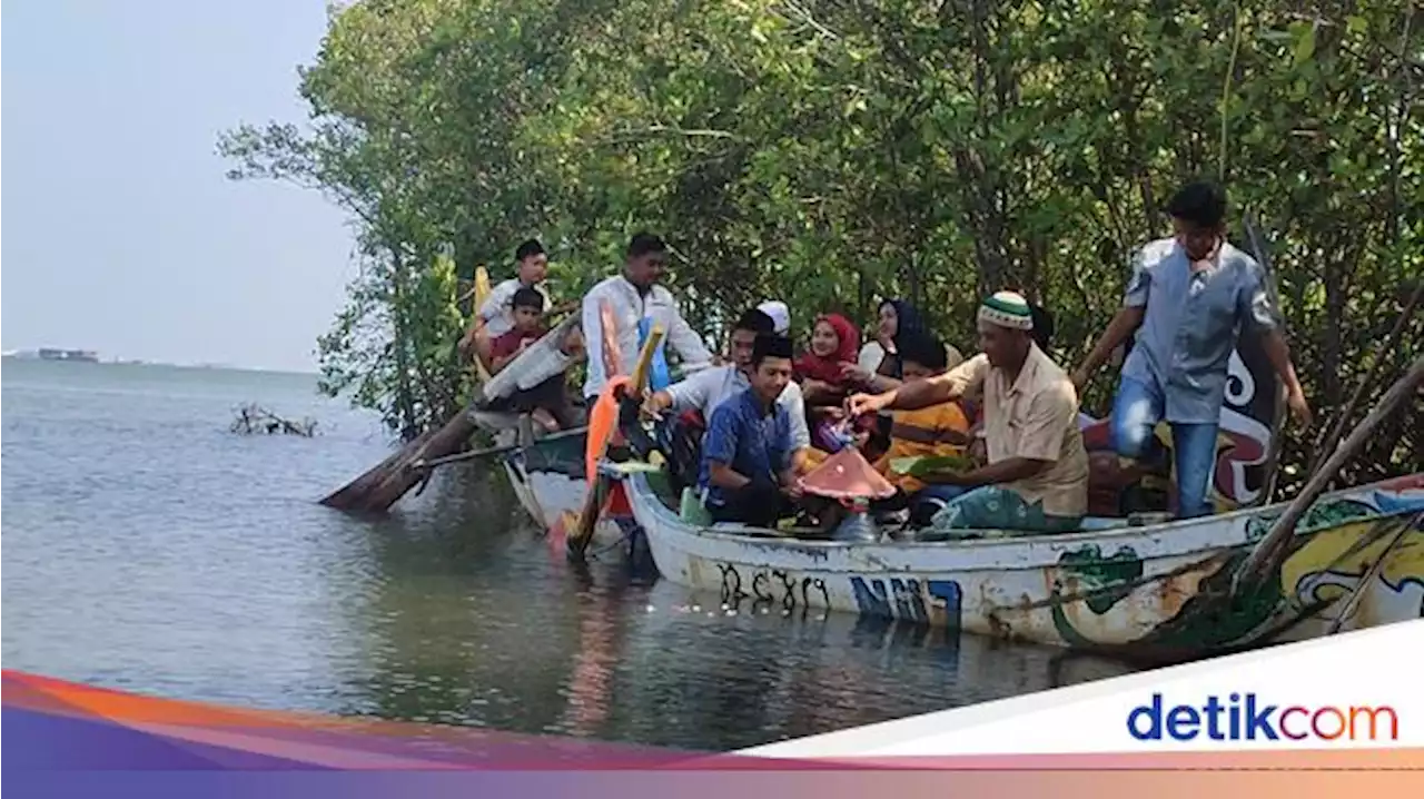 Pilu! Ziarah Kubur di Makam yang Terendam Rob