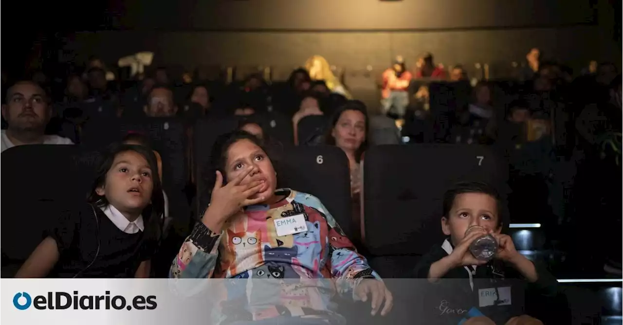 Solo tres ajustes convierten un lugar insoportable en una sala de cine para las personas autistas