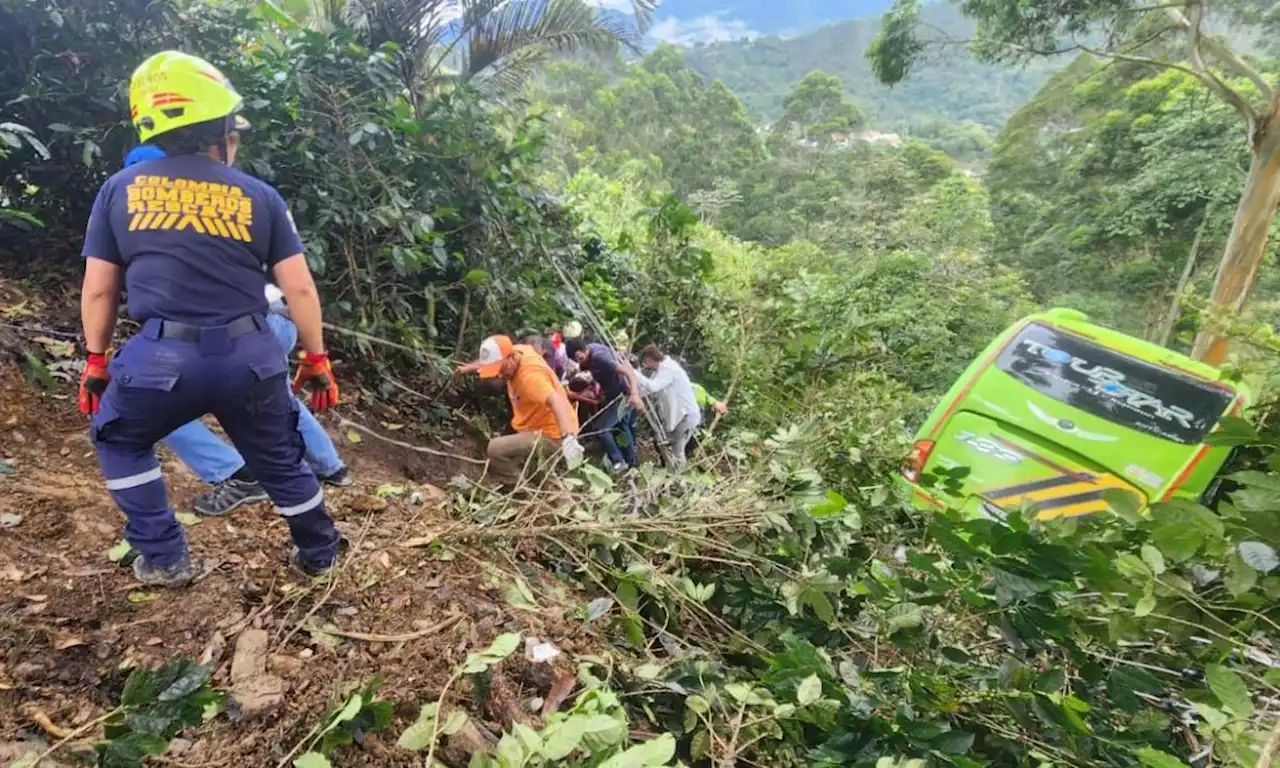 ​​Accidente en vía Bogotá- La Vega: un bus intermunicipal cayó por un barranco