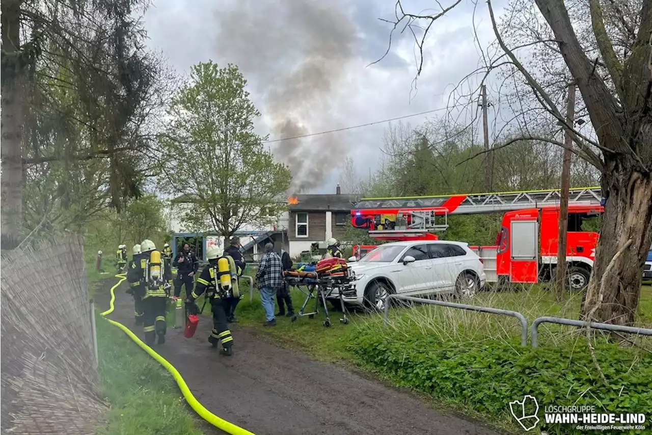 Strandbad Langel in Köln: Flammen schlagen aus dem Dach – erste Löschversuche scheitern