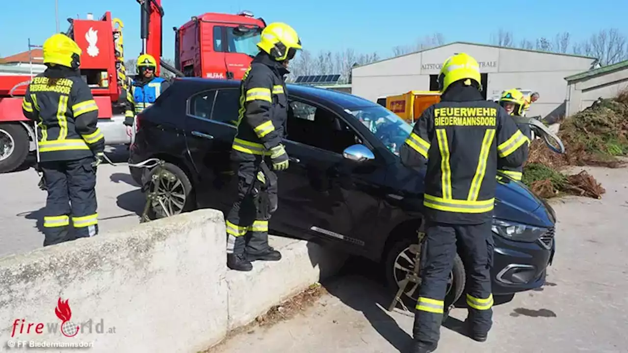 Nö: Lenkerin sitzt mit Auto auf Laderampe auf