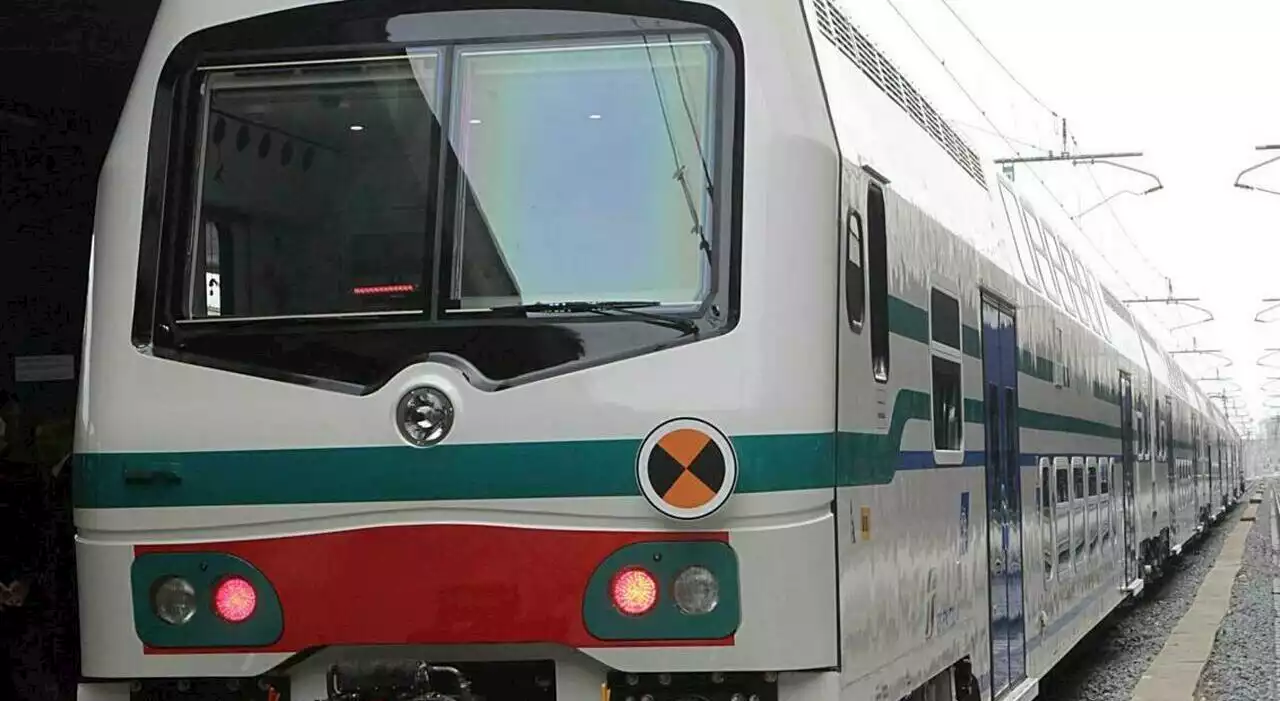 Violentata sul treno regionale a Milano, arrestato un 36enne: prima le aveva dato informazioni, poi l'ha aggredita