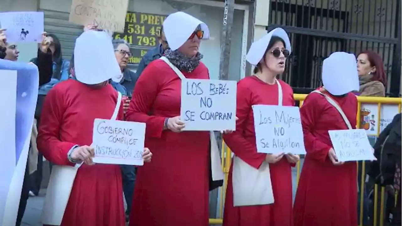 Protesta frente al ministerio de Justicia contra la explotación reproductiva que supone la gestación subrogada