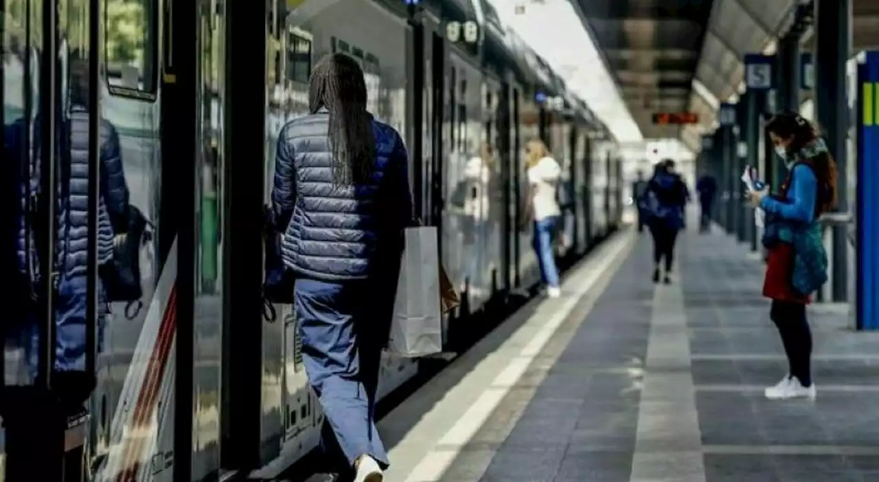 Violentata sul treno regionale, arrestato un 36enne egiziano. «Colpevole anche l'uomo che ha visto e se ne è andato»