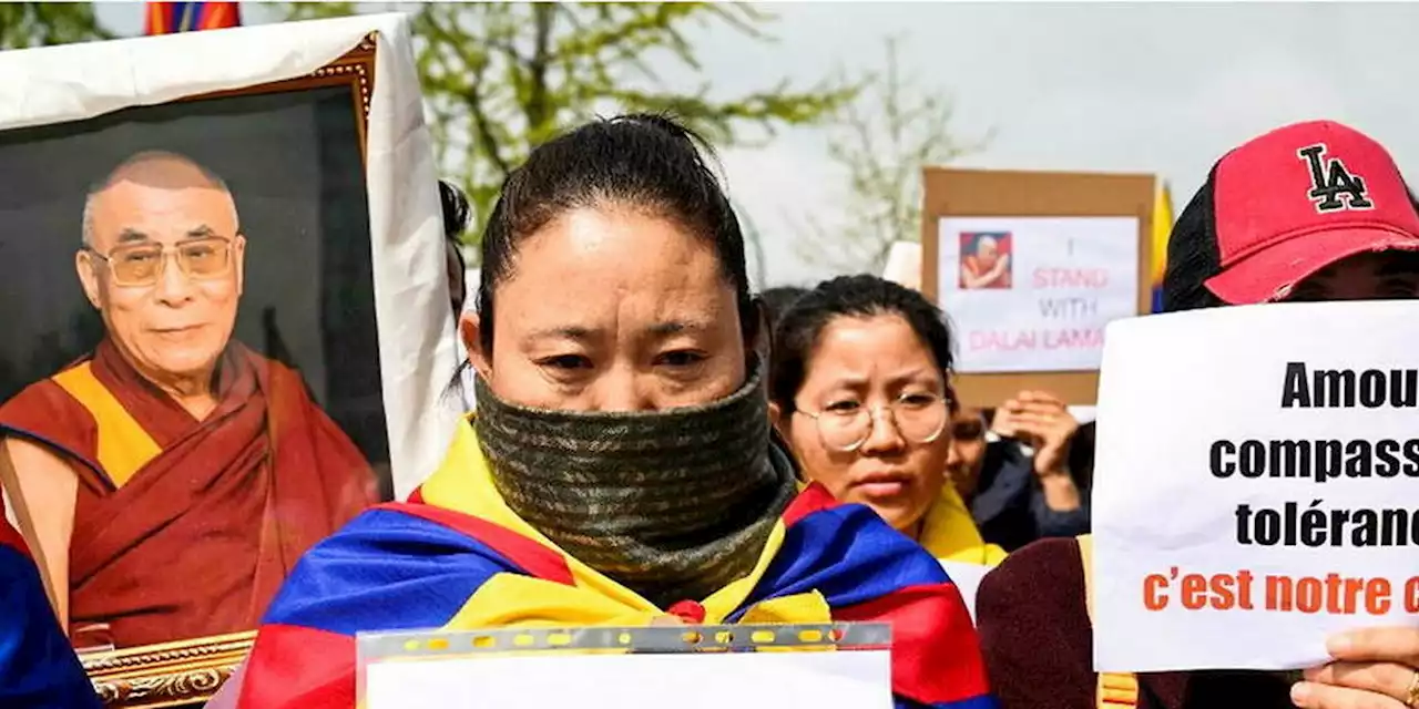 Des centaines de Tibétains manifestent à Paris en soutien au Dalaï-Lama