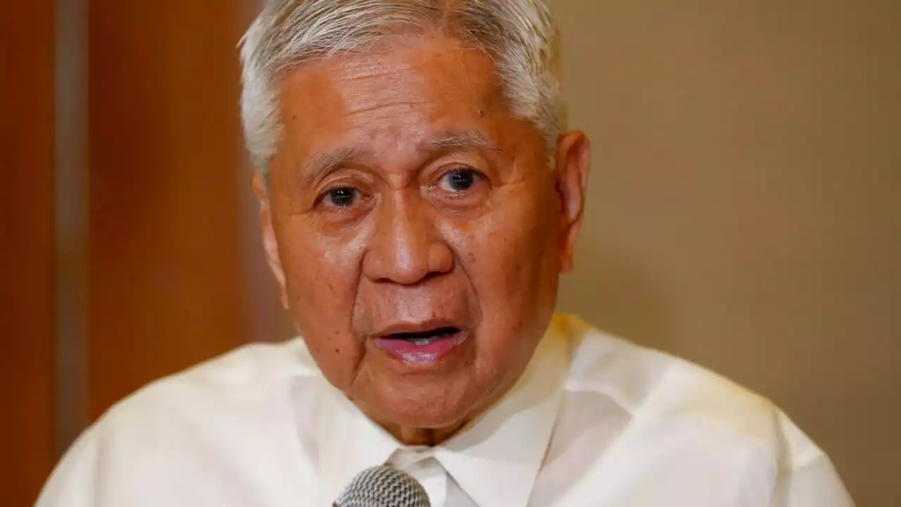 Ex-DFA chief Albert del Rosario's remains arrive in Manila