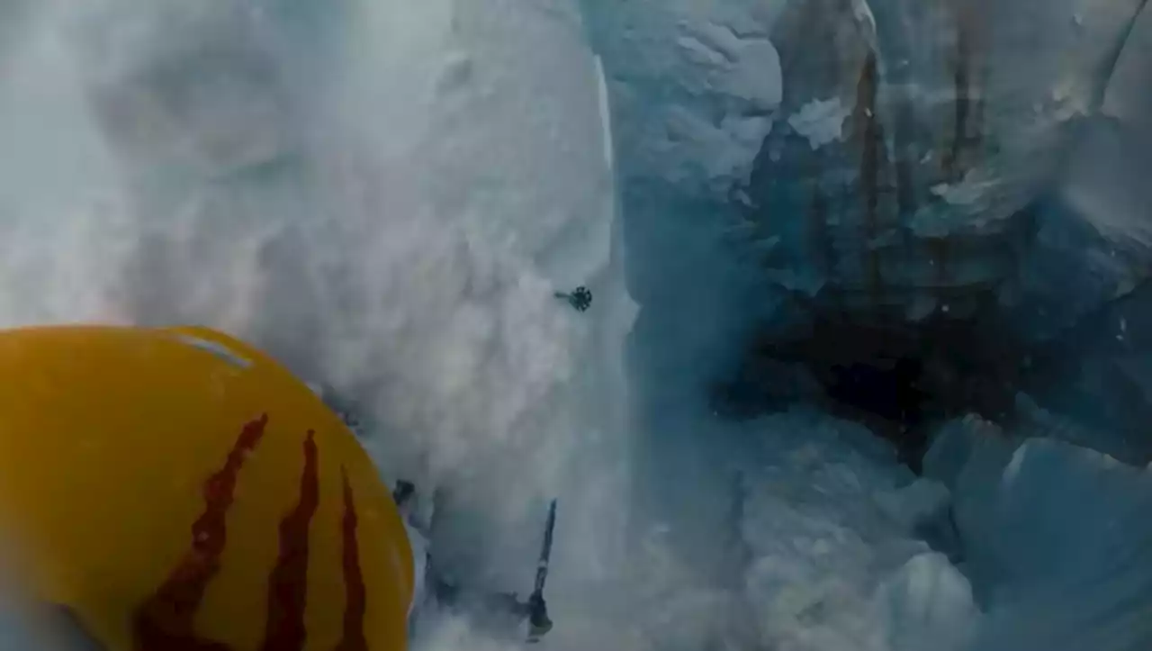 [VIDEO] VIDEO. Un skieur filme sa chute d'une dizaine de mètres dans une crevasse en faisant du hors-piste