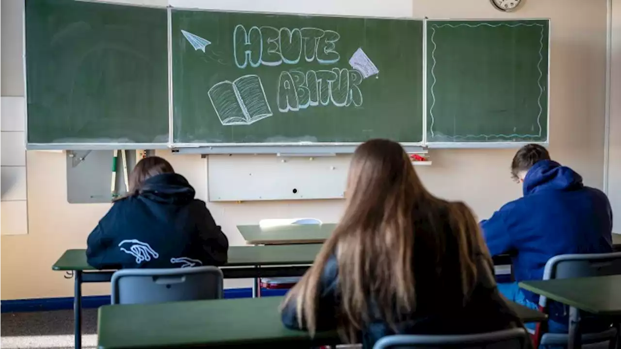 Abiprüfungen beginnen: Viele Tests an Schulen ausgedruckt