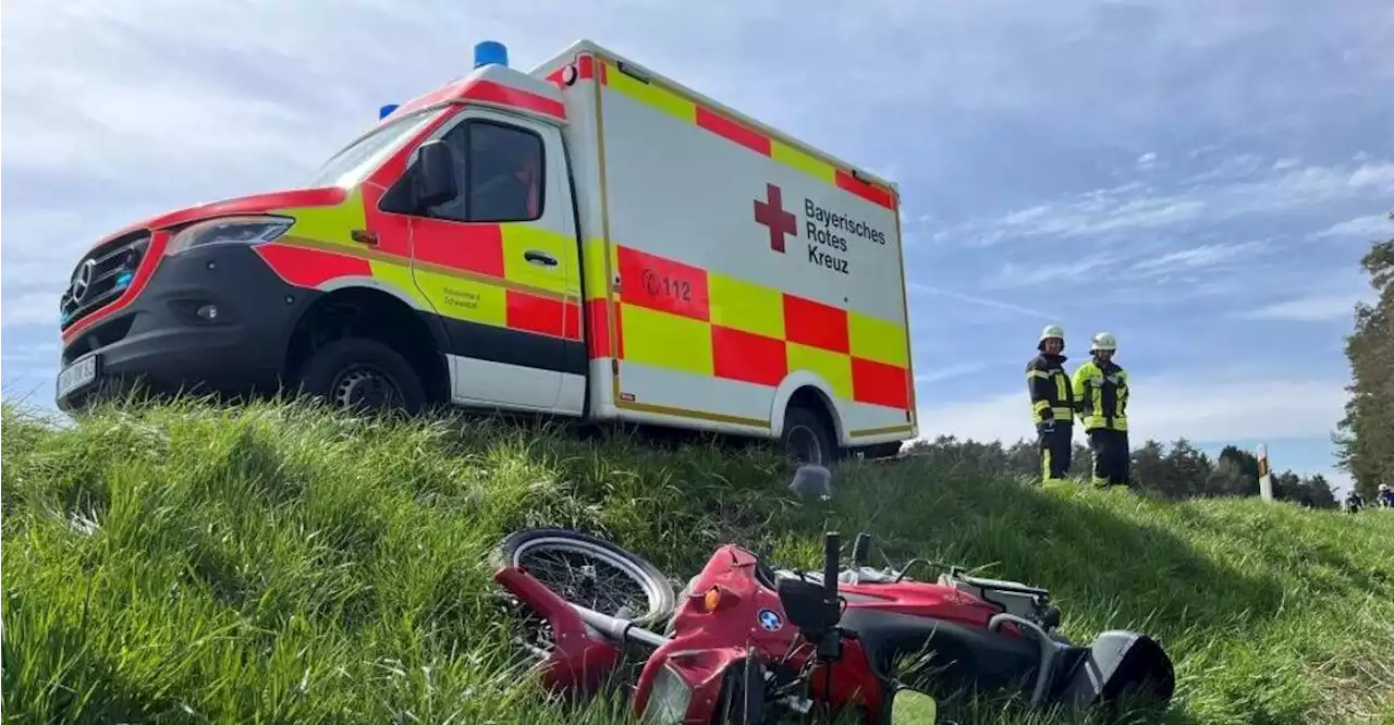 Beim Überholen gestürzt: Motorradfahrer schwer verletzt in Klinik geflogen