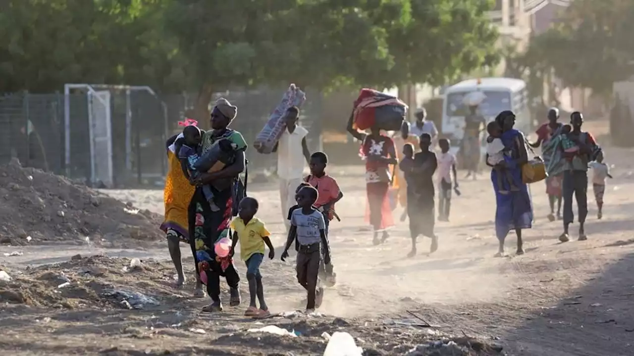 Government forces and civilians flee to Chad as Sudan burns | News24