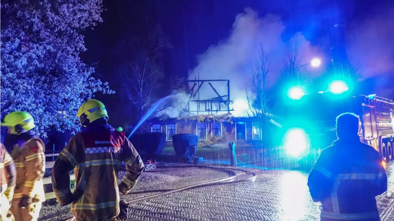 Verwoestende brand boerderij De Weere gevolg van blikseminslag: 'Buren rechtop in bed'