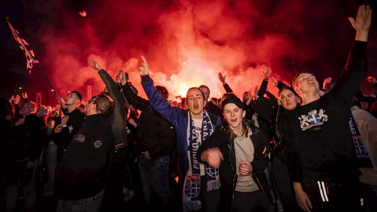 Feestende fans onthalen PEC Zwolle-spelers na promotie