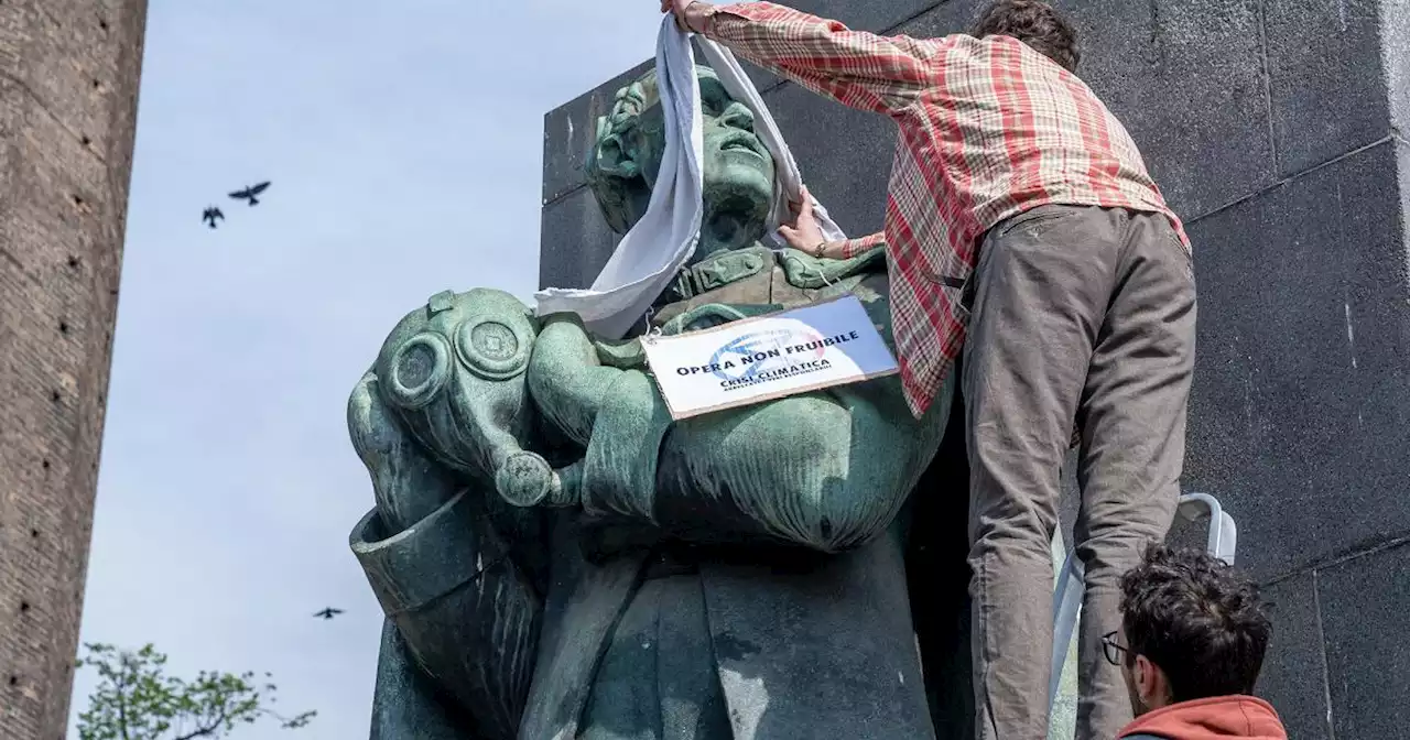 A Torino blitz degli attivisti per il clima contro il ministro Sangiuliano: bendate statue illustri