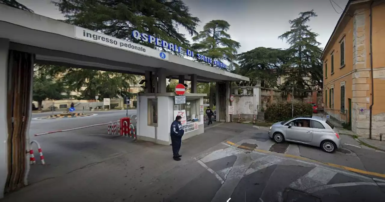 Aggredita fuori dall'ospedale di Pisa, grave psichiatra di 55 anni