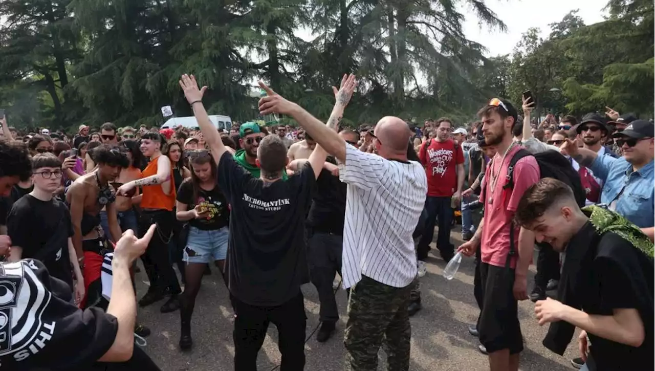 Rave a Bologna, migliaia in corteo dai Giardini Margherita a Parco Nord: 'Lo Stato uccide'