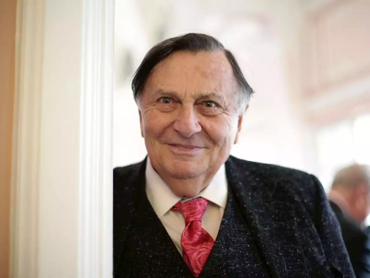 Australian entertainer Barry Humphries dies at the age of 89