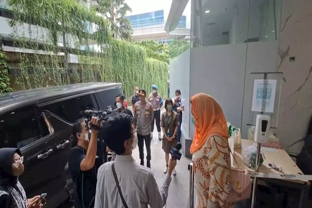 Yenny Wahid Jenguk Anak Pengurus GP Ansor Korban Penganiayaan di RS Mayapada