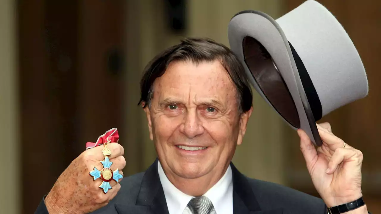 Comedian and Dame Edna star Barry Humphries dies aged 89