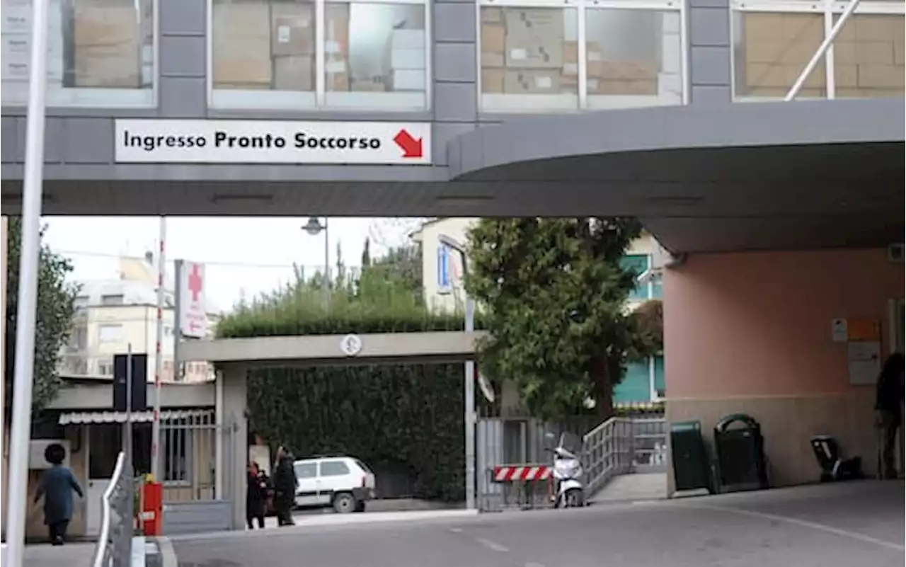 Pisa, psichiatra aggredita fuori dall'ospedale: è in gravi condizioni