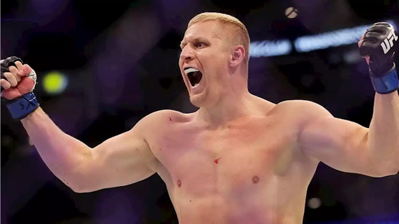 Русский десантник разорвал американца в UFC. И зарычал как зверь!