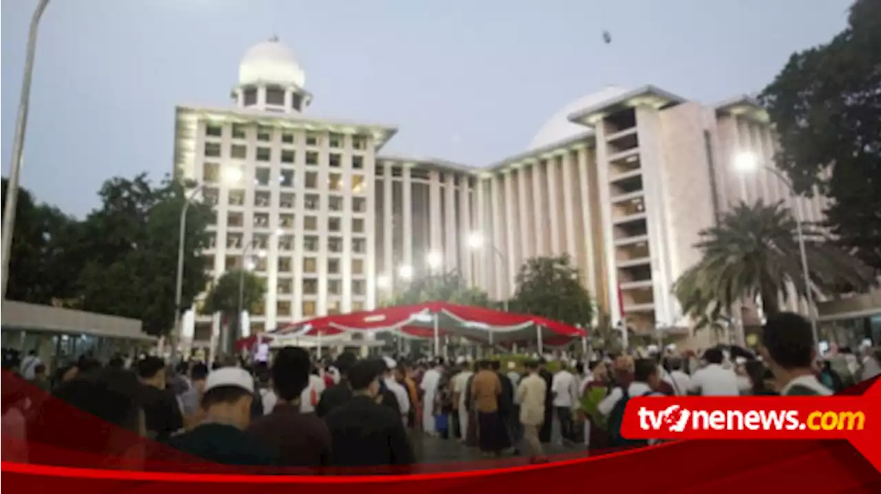 BERITA FOTO: Ribuan Umat Muslim Mulai Memasuki Masjid Istiqlal untuk Selengarakan Sholat Idulfitri 1444 H