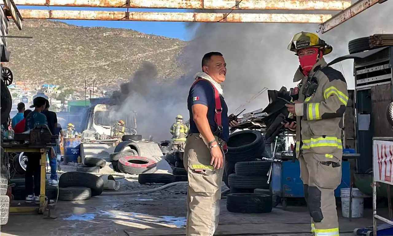 Incendio en vulcanizadora provoca intensa humareda al poniente de Saltillo