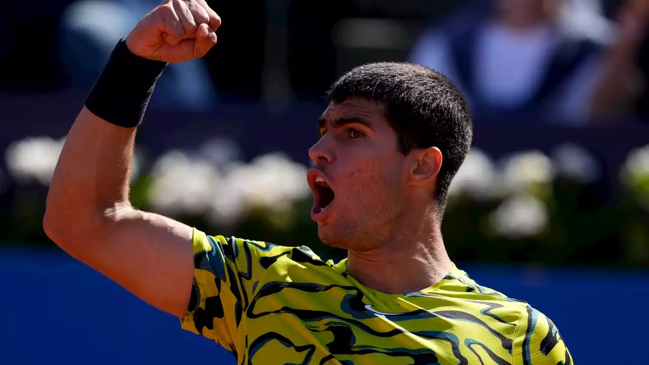 Carlos Alcaraz aplasta a Tsitsipas y revalida el Conde de Godó