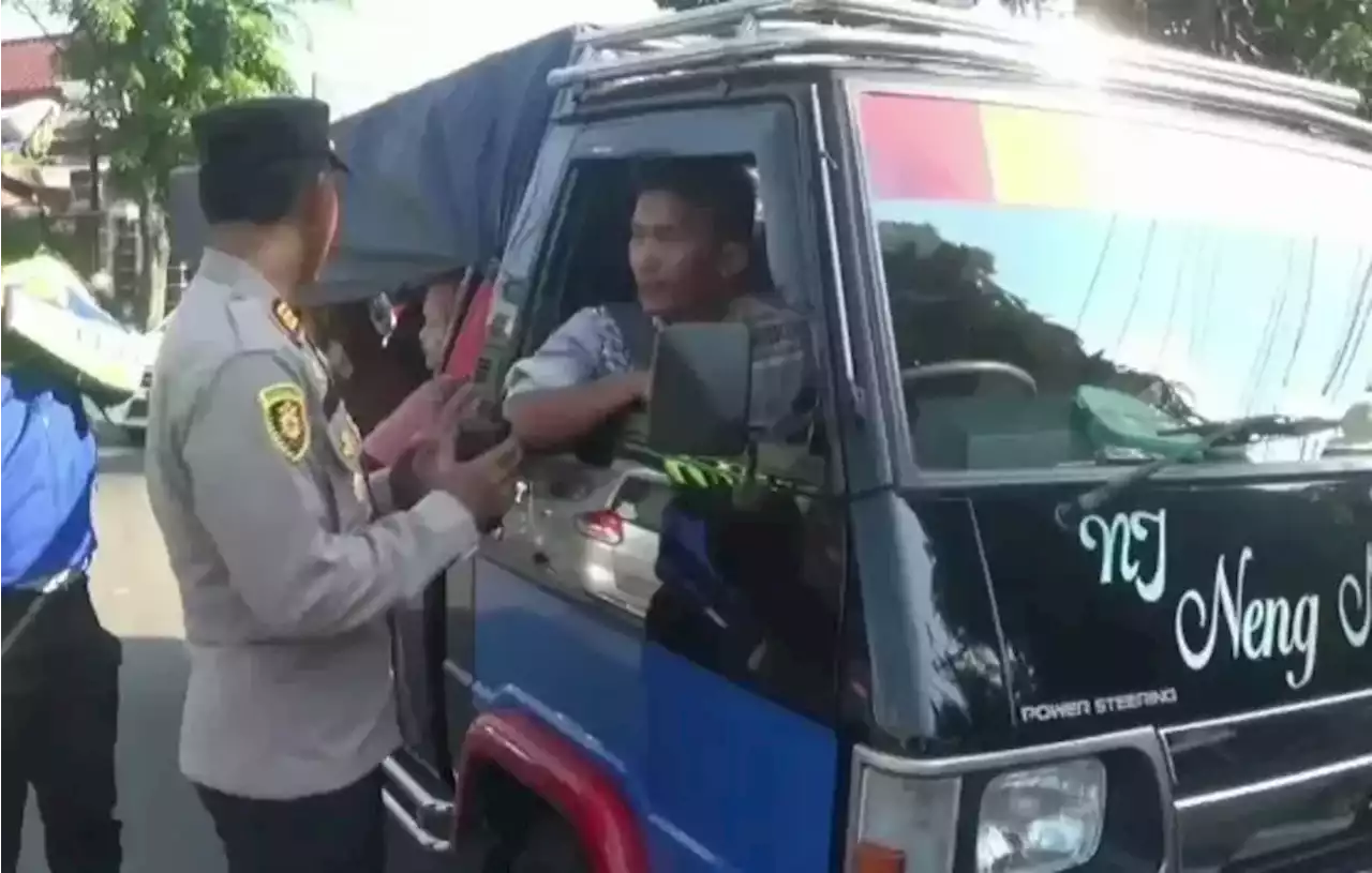 Jalur Arteri Purwakarta Padat Kendaraan Wisata, Polisi Tindak Pikap Angkut Orang