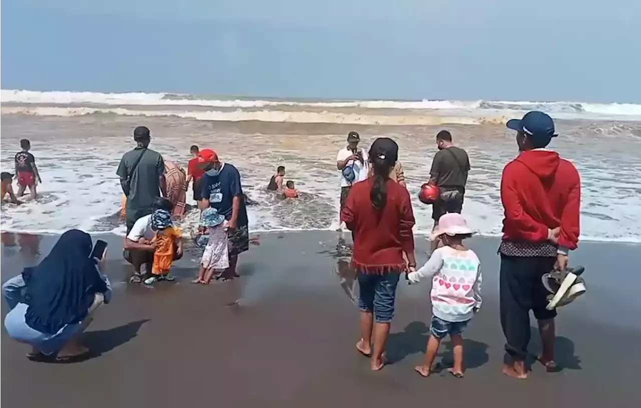 Libur Lebaran, Pantai Indah Widarapayung Diserbu Wisatawan