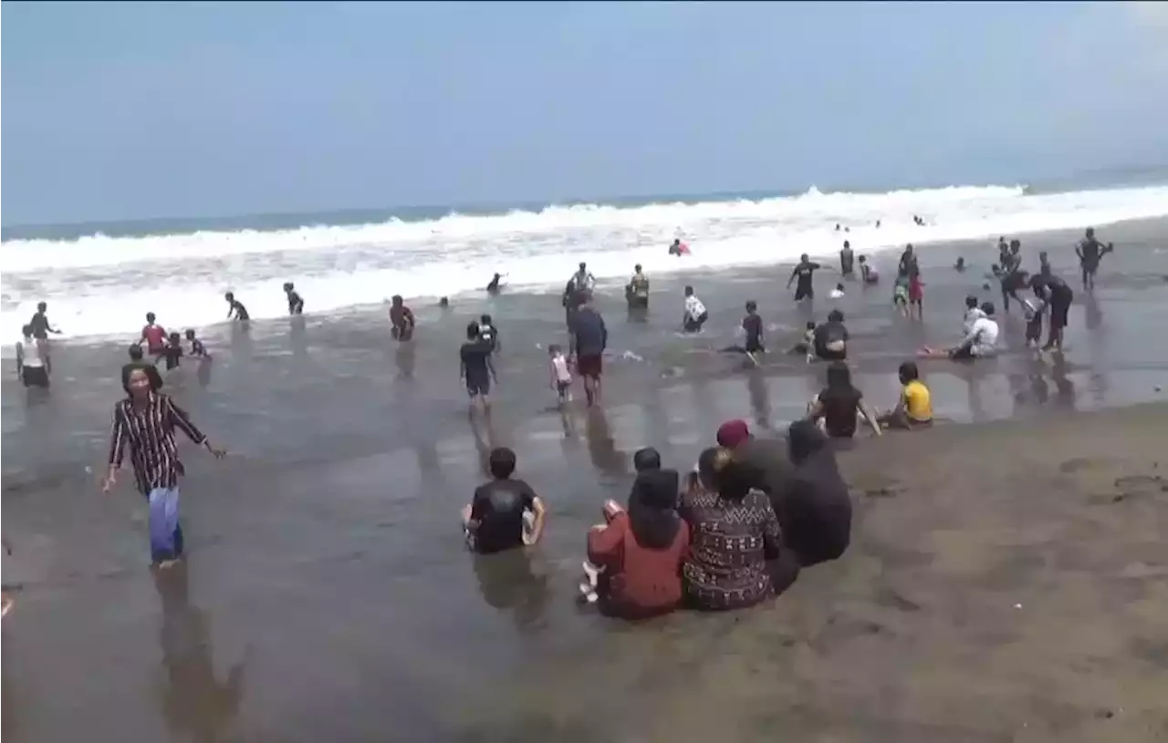 Libur Lebaran, Ribuan Wisatawan Serbu Pantai Palabuhanratu Sukabumi