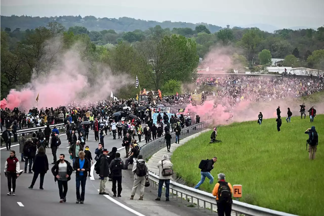 Video: Klimaaktivisten in Frankreich errichten Mauer mitten auf einer Autobahn